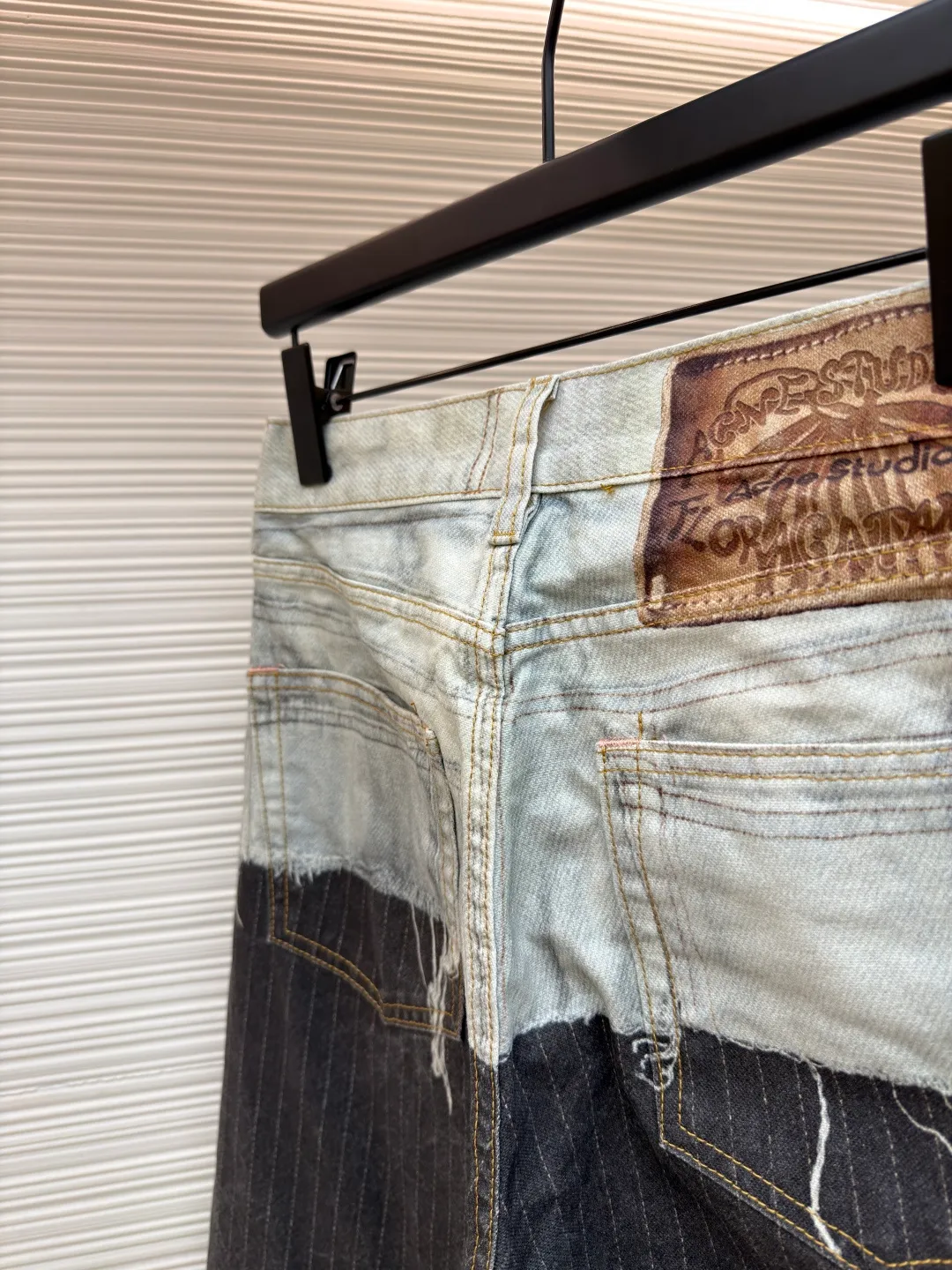 Acne Studios patchwork jeans ●Item number: 1681292-A80 ●Material: denim fabric ●Technology: splicing production ●Color: blue and black splicing ●Version: loose fit ●Weight: about 685 grams ●Size: XS-S-M-L-XL-XXL ●Description: Splicing process: Using heterogeneous fabrics, the upper part is made of distressed washed denim, which has gone through multiple washing processes (such as desizing, atomized denim, etc.) to present a retro and distressed texture, and the edges have been manually destroyed and roughened; the lower part is made of striped suit-style fabric, and the two fabrics are spliced with precise cutting pieces to form a strong visual and material contrast, which belongs to the "fabric reorganization" design language that the brand is good at. Washing process: The upper part of the denim adopts a multi-layer washing process. First, the base color is laid through desizing and fermentation, and then the aged layers are created through steps such as atomized malaysian and handmade malaysian, allowing the denim to show natural wear and fading effects, simulating the aging texture of vintage items. Cutting and sewing technology: The entire trousers are composed of multiple pieces, and the stitching at the splicing uses precision stitching technology to ensure that the fit of different fabrics is crisp and comfortable to wear. At the same time, it retains Acne Studios' consistent loose silhouette tailoring, balancing design and practicality in the craftsmanship details. The overall wiring is straight and delicate, the fabric is comfortable and soft, and the color is consistent without color difference. It can be matched with the same style to create a fashionable look and control various occasions. Customized accessories, complete with three standards, same style for men and women!